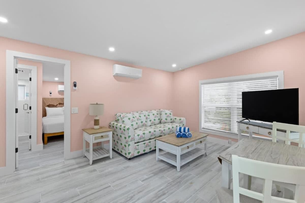 Charming Suite With Balcony And Bikes At Historic Sandpiper Inn سانيبل المظهر الخارجي الصورة