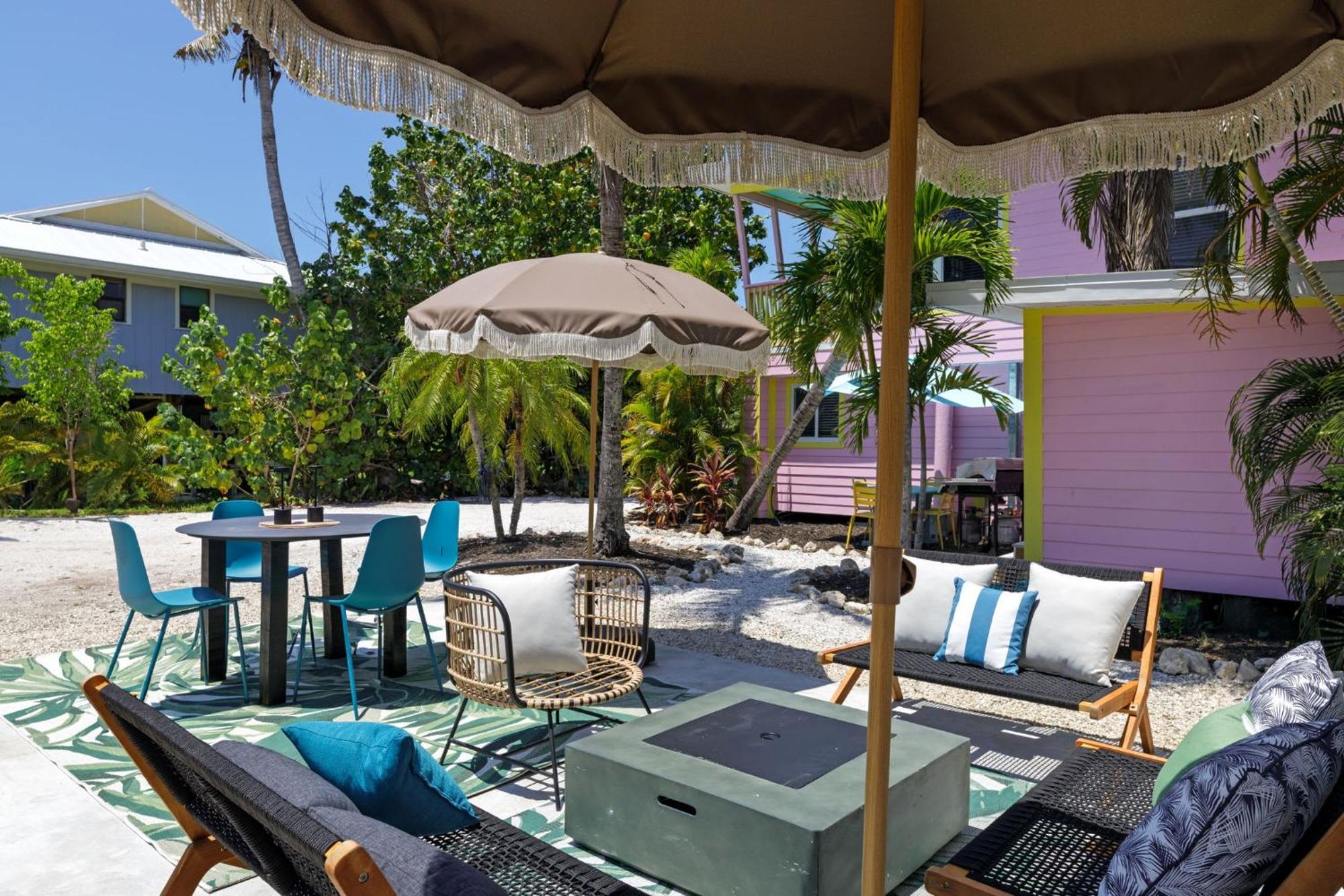 Charming Suite With Balcony And Bikes At Historic Sandpiper Inn سانيبل المظهر الخارجي الصورة